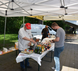 Dank den Corona-Lockerungen gibt es an den Brugger Abendrennen auch wieder eine Festwirtschaft. Abstand halten und Schutzmaske tragen sind jedoch weiterhin Pflicht. 
