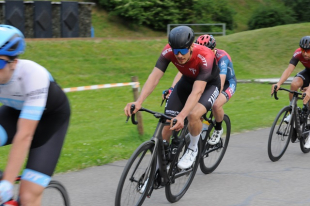 Das zweite Abendrennen der Saison 2021 wurde von David Amsler (in Taurus-Rot) gewonnen. 
